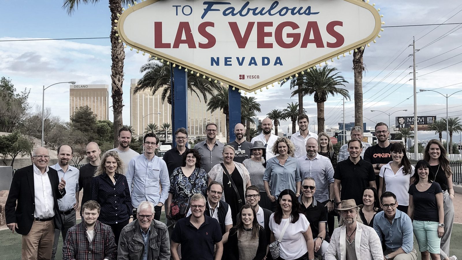 Unternehmer-Reise Silicon Valley. Reisegruppe vor dem Las Vegas Sign.