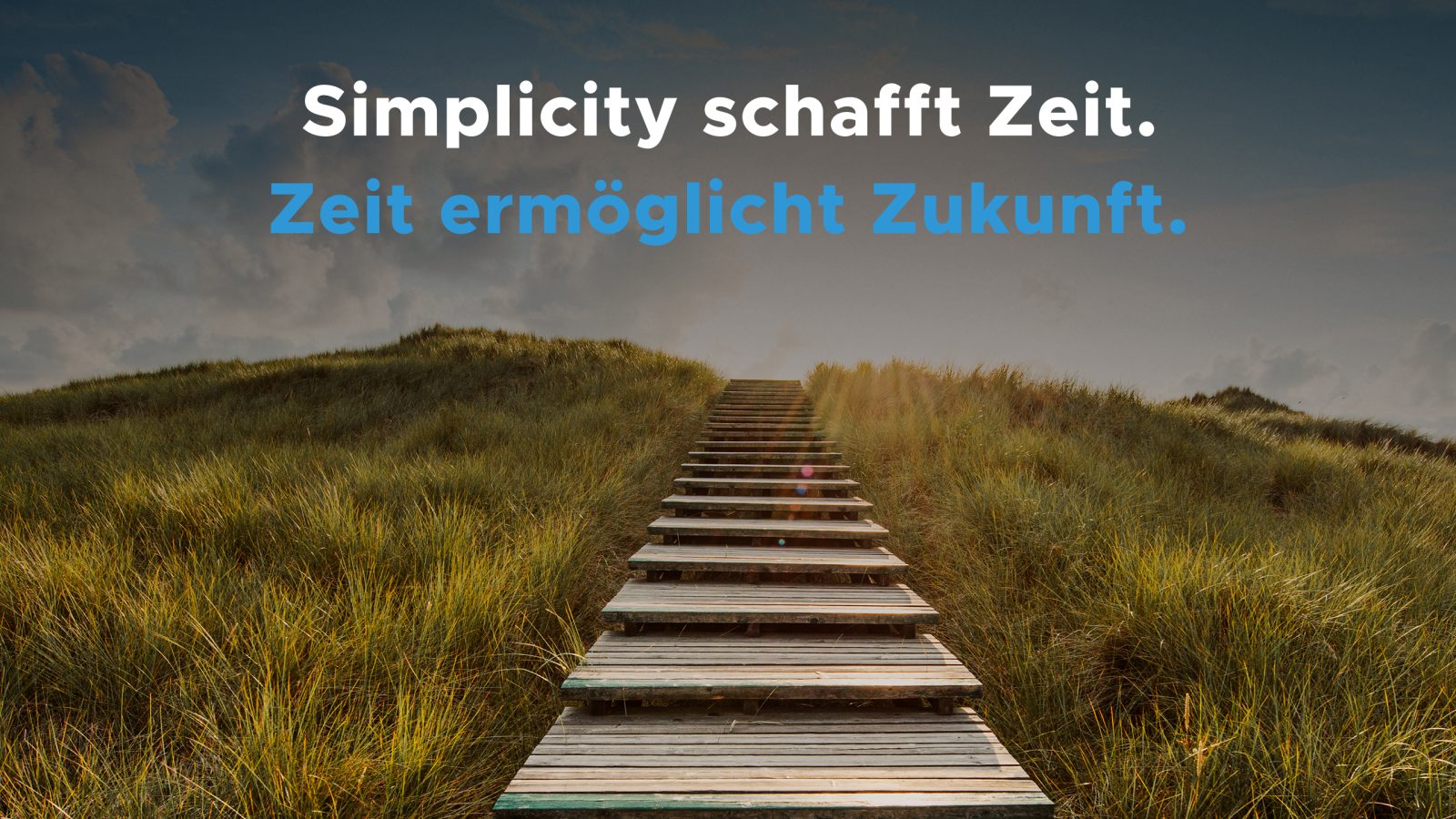 Natur mit dem Text: 'Simplicity schafft Zeit. Zeit ermöglicht Zukunft.'